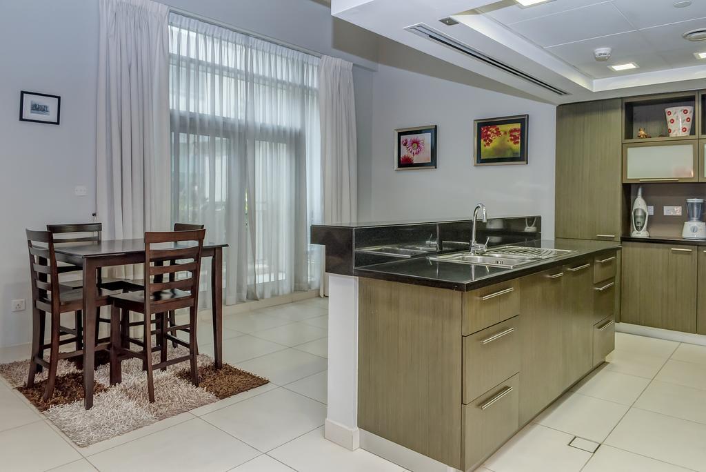The Lofts By Deluxe Holiday Homes Дубай Екстериор снимка